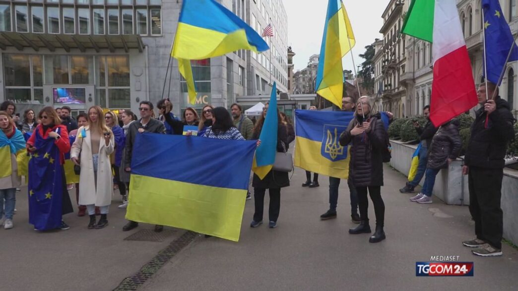 &Quot;Sit-In Di Solidarietà Per L'Ucraina A Milano, Davanti Al Consolato Degli Stati Uniti.&Quot;