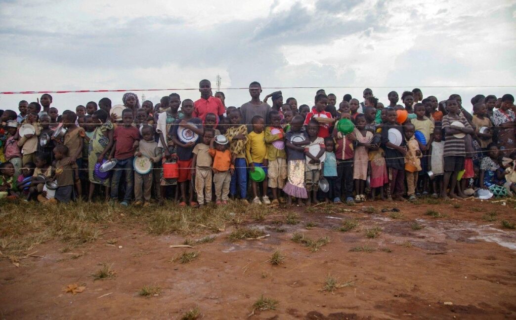 &Quot;Immagine Che Illustra La Crisi Educativa Nel Kivu, Con Oltre Un Milione Di Bambini Privati Di Scuola A Causa Di Conflitti E Instabilità.&Quot;