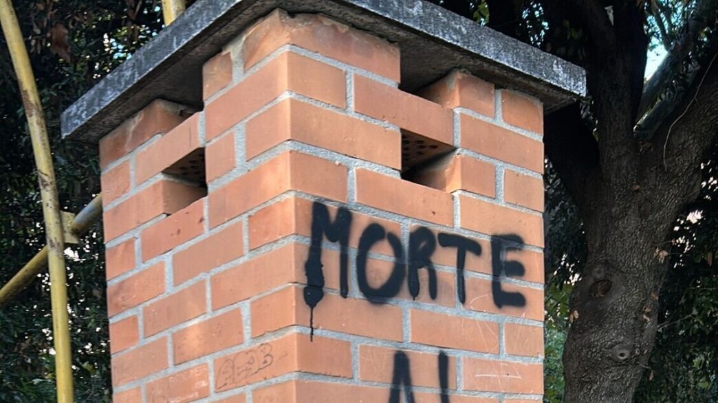 Alt: &Quot;Scritte Minacciose Sui Muri Della Sede Del Pci A Genova Prà Dopo Atti Vandalici.&Quot;