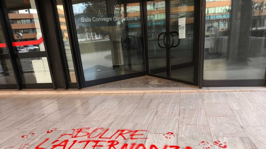 Alt: &Quot;Vandalismo Alla Sede Di Confindustria Bari-Bat Con Scritte Degli Studenti Che Chiedono L'Abolizione Dell'Alternanza Scuola-Lavoro.&Quot;